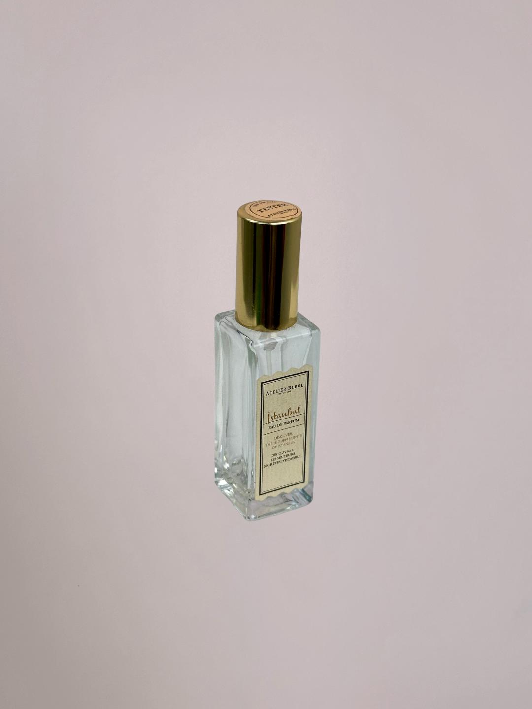 Detail van de spraydop van het Atelier Rebul Istanbul parfum mini parfum flesje