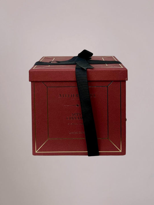 Atelier Rebul XL geurkaars Appel-Kaneel in luxe verpakking met strik – perfect als geurkaars cadeau voor vrienden en familie.