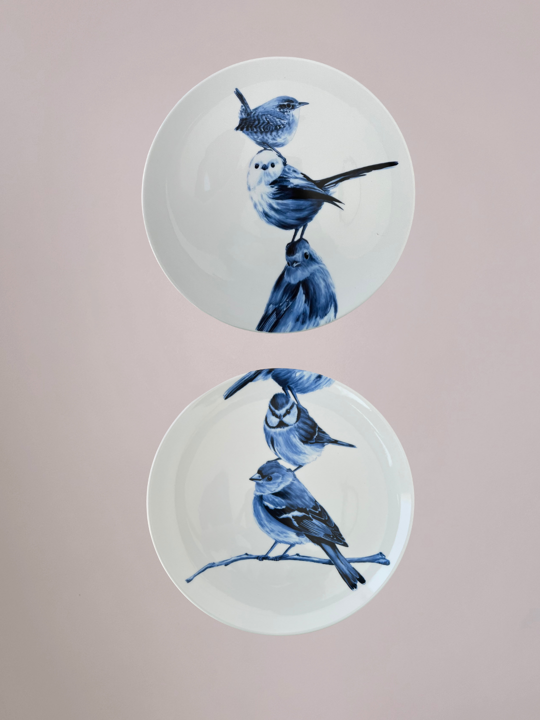 Set van 2 wandborden Balancing Birds diptych Heinen Delfts Blauw met gestapelde vogels
