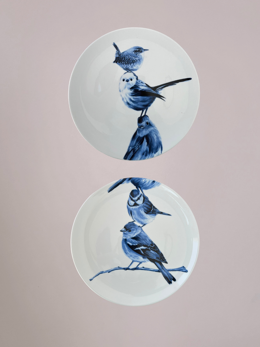 Set van 2 wandborden Balancing Birds diptych Heinen Delfts Blauw met gestapelde vogels