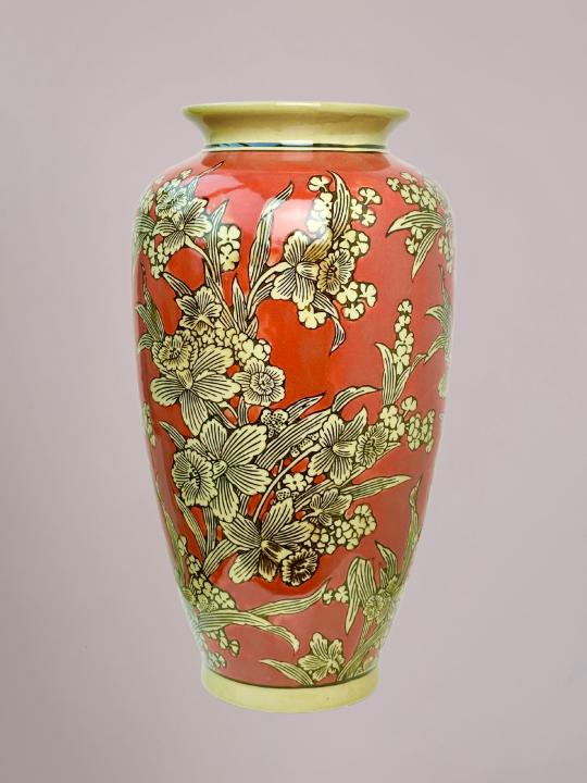 beschilderde vaas in rood met bloemen in lichtgeel en zwarte omlijning