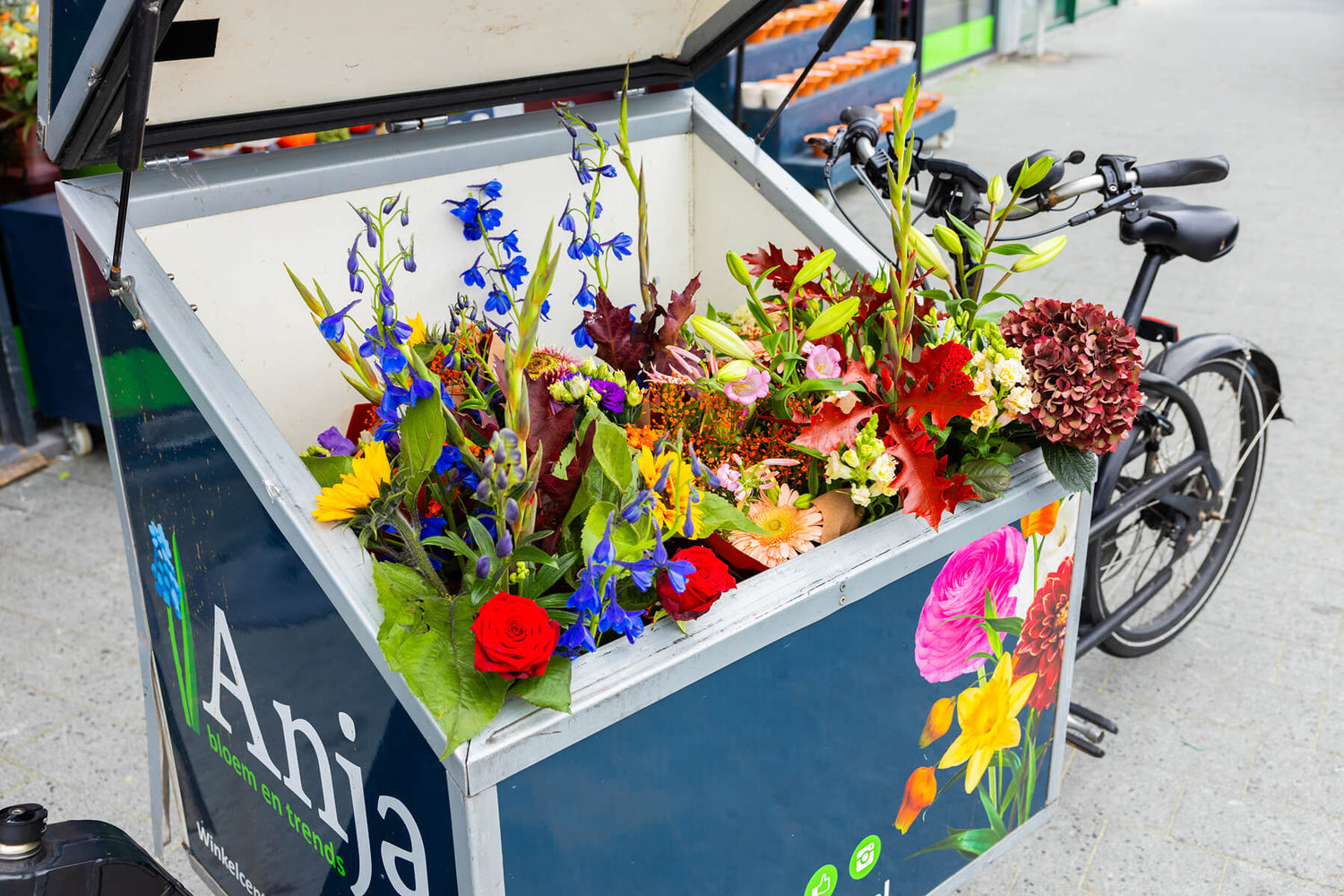 Bloemen abonnement Zwolle, bakfiets met verse boeketten.