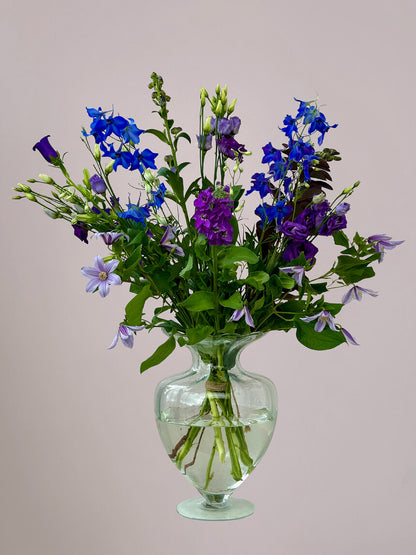 Blauw-Paars Veldboeket in kleine vaas met clematis, delfinium, eustoma, monnikskap en campanula