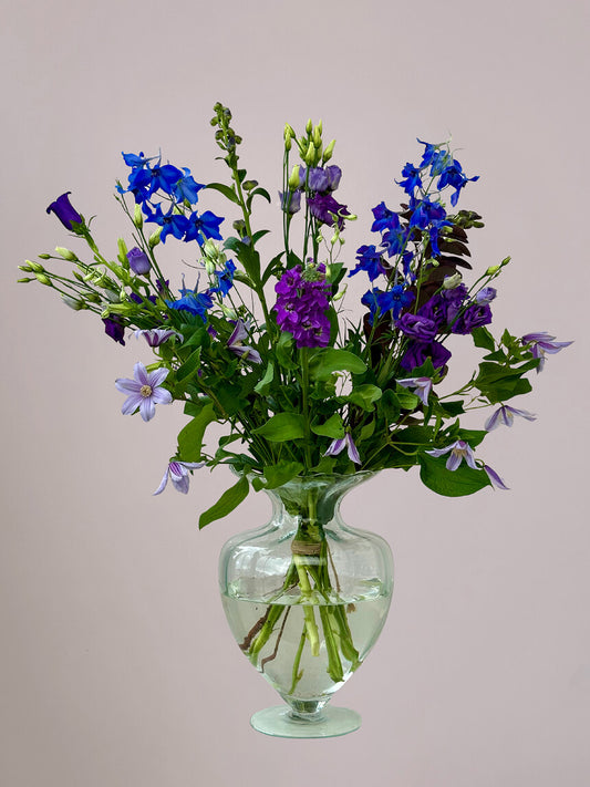 Blauw-Paars Veldboeket in kleine vaas met clematis, delfinium, eustoma, monnikskap en campanula