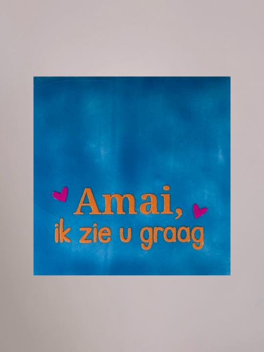 Blauw keramieken tegeltje met oranje tekst “Amai, ik zie u graag” en twee roze hartjes van Yett Agenturen