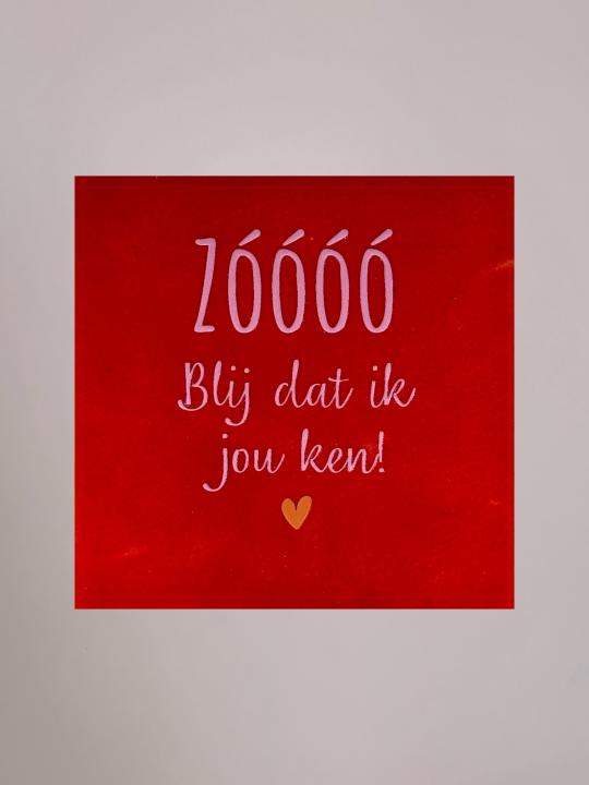 Rood keramieken tegeltje met felroze tekst “zóóóó” en lichtere roze tekst “blij dat ik jou ken!” met oranje hartje