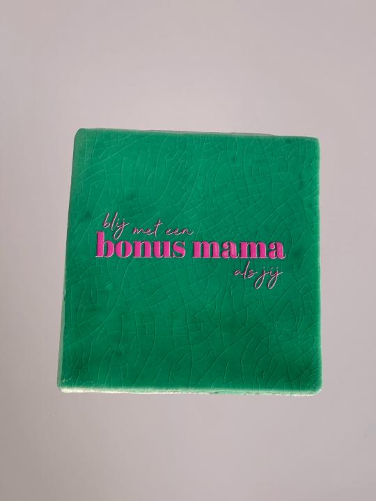 Groen keramiek tegeltje met de tekst “Blij met een bonus mama als jij” van Yett Agenturen