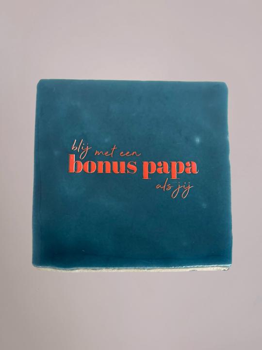 Blauw handgemaakt keramieken Vaderdag tegeltje met oranje tekst “Blij met een bonus papa als jij” van 10x10 cm.
