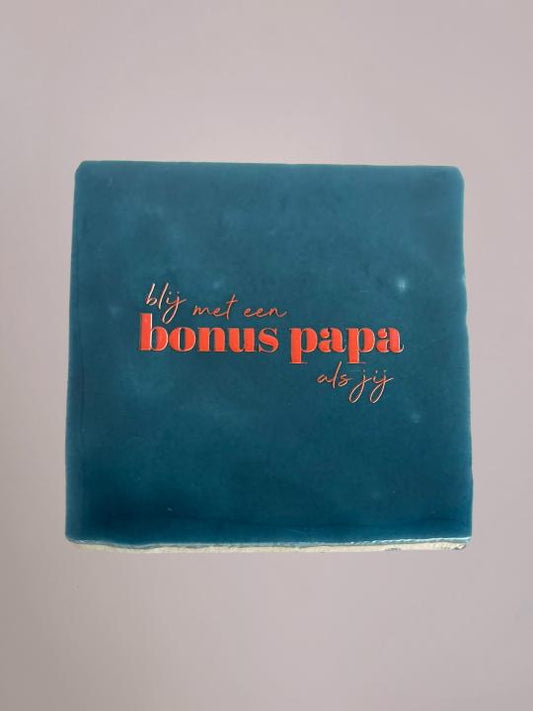Blauw handgemaakt keramieken Vaderdag tegeltje met oranje tekst “Blij met een bonus papa als jij” van 10x10 cm.