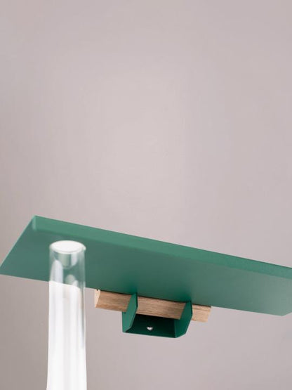 Achterzijde van de groene bloemenplank met bevestigingsbeugel voor muurbloemen.