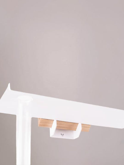 Achterzijde van de witte bloemenplank met bracket, klaar om bloemen aan de muur te hangen.