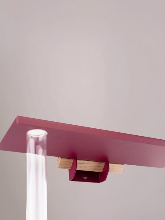 Achterzijde van de bordeaux bloemenstandaard met bracket, geschikt voor muurbloemen.