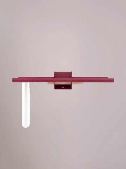 Bordeaux bloemenstandaard met reageerbuisje van Studio Mippe, ideaal voor warme bloemen aan de muur.