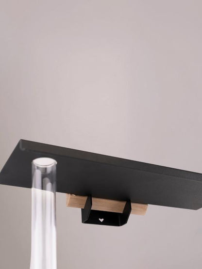 Achterkant van de zwarte bloemenstandaard met bracket, ideaal voor moderne muurbloemen.