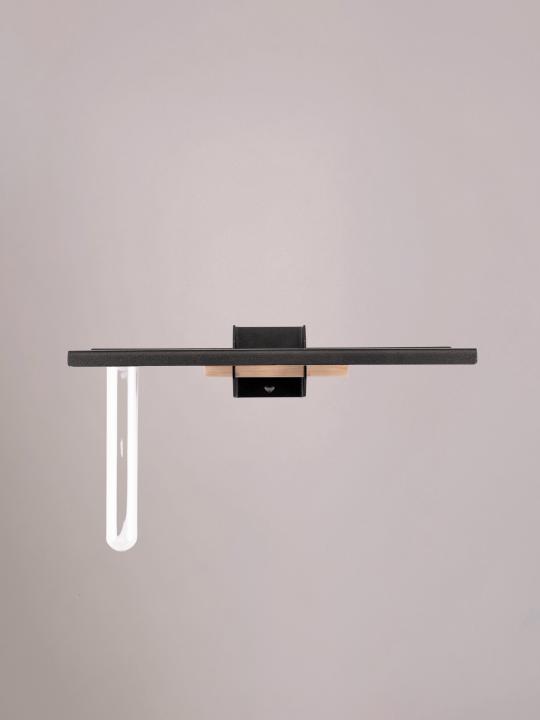 Zwarte bloemenstandaard van Studio Mippe met reageerbuisje, perfect voor bloemen aan de muur.