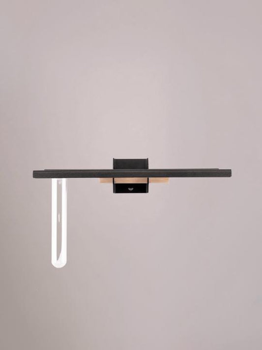 Zwarte bloemenstandaard van Studio Mippe met reageerbuisje, perfect voor bloemen aan de muur.