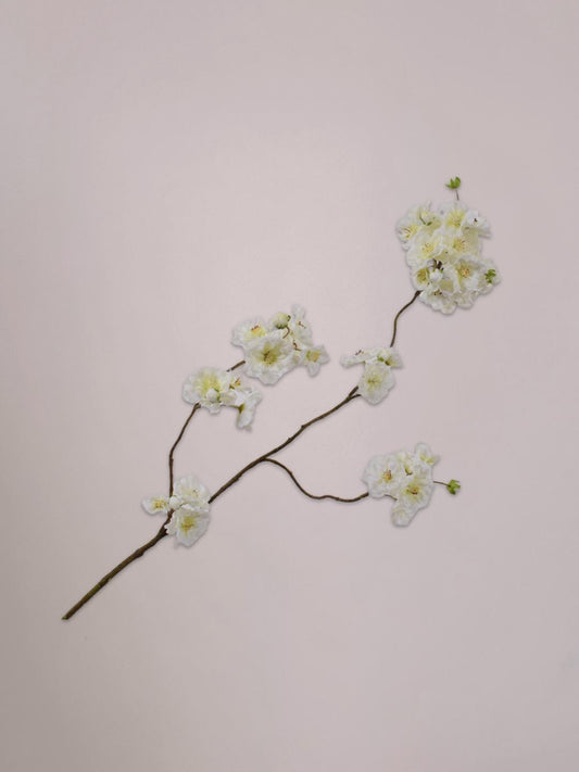 Wit-groene bloesem kunsttak van 84 cm van Silk-ka met fijne bloemetjes en natuurlijke takstructuur in een vaas