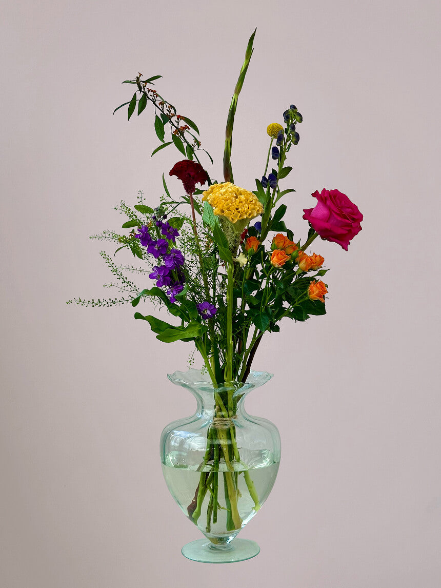 Bontepluk boeket in kleine vaas met roze roos, gele celosia, blauwe monnikskap, oranje trosroos, gladiool en craspedia bezorgen in Zwolle Stadshagen