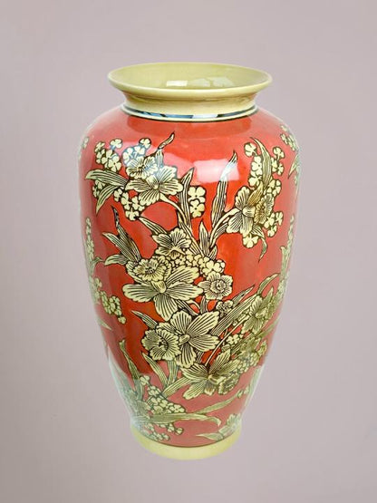 bovenaanzicht van beschilderde vaas met pastelgele rand en urnvorm