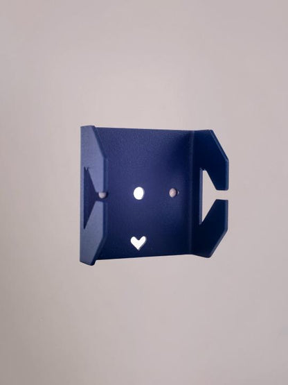 Donkerblauwe bracket van Studio Mippe als stevige basis voor een wandplank tray aan de muur.