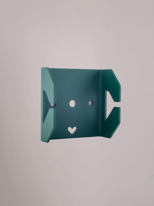 Groene bracket van Studio Mippe voor het ophangen van een wandplank tray met natuurlijke uitstraling.