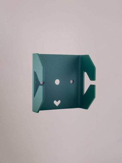 Groene bracket van Studio Mippe voor het ophangen van een wandplank tray met natuurlijke uitstraling.