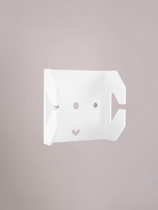Witte bracket van Studio Mippe voor het ophangen van een wandplank tray in elke gewenste kleur.