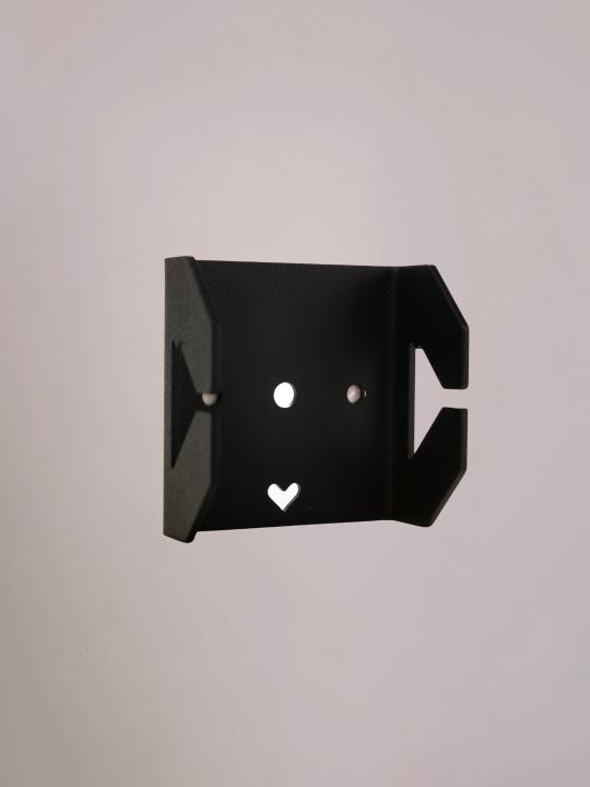 Zwarte bracket van Studio Mippe om een wandplank tray stevig en stijlvol aan de muur te bevestigen.