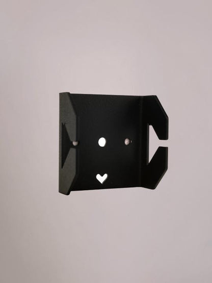 Zwarte bracket van Studio Mippe om een wandplank tray stevig en stijlvol aan de muur te bevestigen.