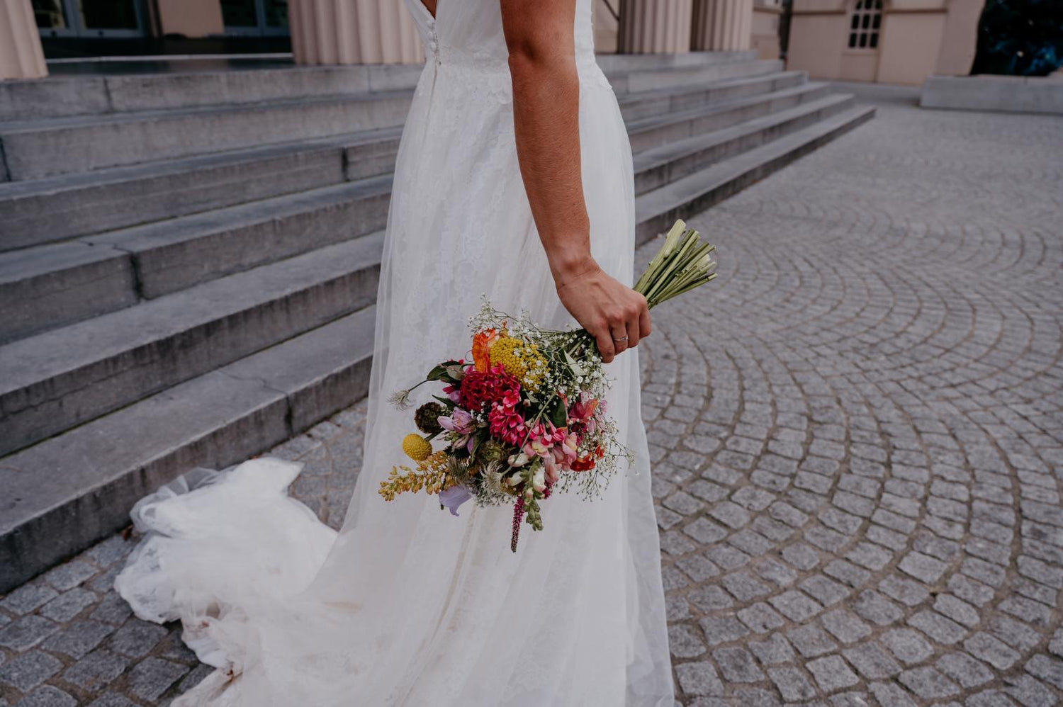 Bruid in Zwolle met kleurrijk bruidsboeket van Anja Bloementrends.