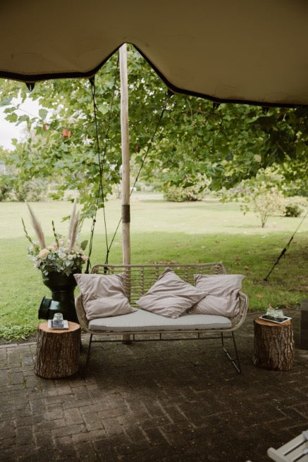 Bruidslocatie styling met bloemstukken en linten afgestemd op bruidsboeket