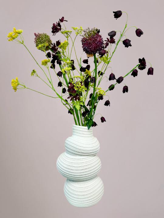 bubble vaas in wit crème met organische vorm en geel paars zijden kunstboeket Anja Bloementrends