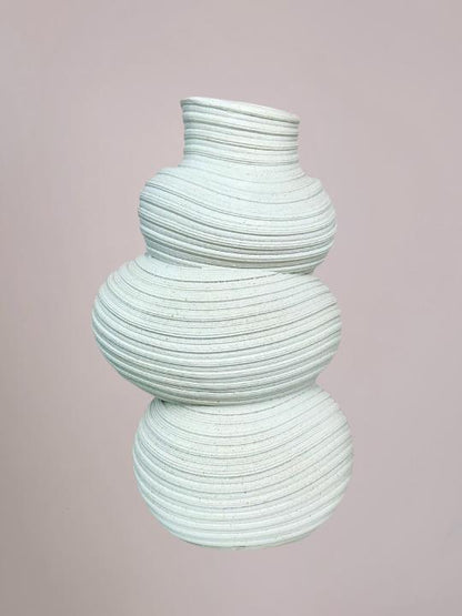 bubble vaas in wit crème met organische vorm, ribbels en zandstructuur