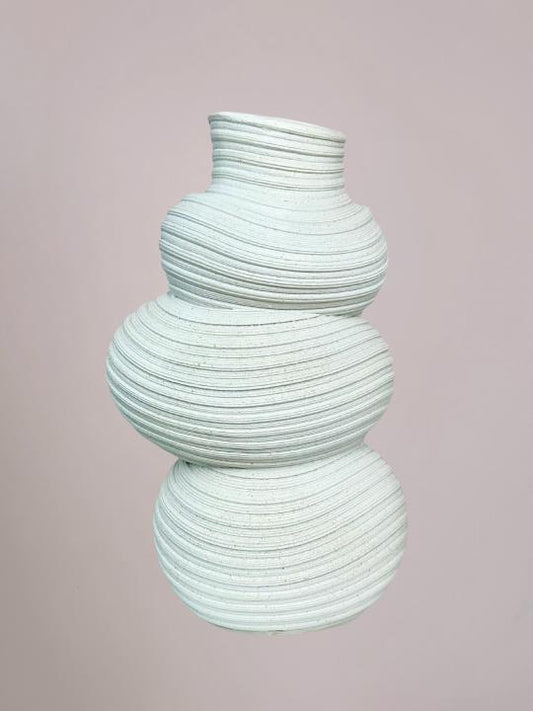bubble vaas in wit crème met organische vorm, ribbels en zandstructuur