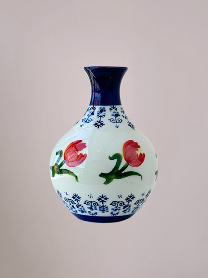 Handbeschilderde Buikvaas Oranje Tulp van Heinen Delfts Blauw in Delfts blauw porselein met oranje tulp en traditionele decoraties