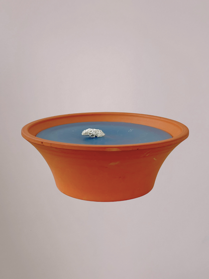 Blauwe buitenkaars in aardewerk pot, 22,5 cm breed en 8 cm hoog, decoratieve kaars voor buitengebruik in tuin of op terras.