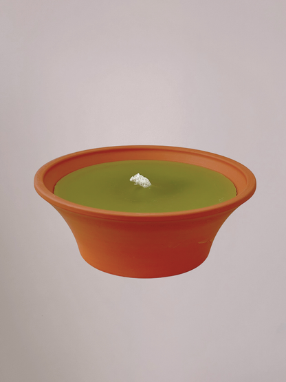 Groene buitenkaars in aardewerk pot, 22,5 cm breed en 8 cm hoog, stijlvolle kaars voor buitengebruik in tuin of op terras.