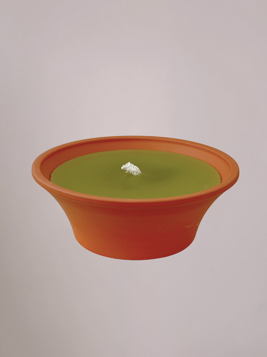 Groene buitenkaars in aardewerk pot, 22,5 cm breed en 8 cm hoog, stijlvolle kaars voor buitengebruik in tuin of op terras.