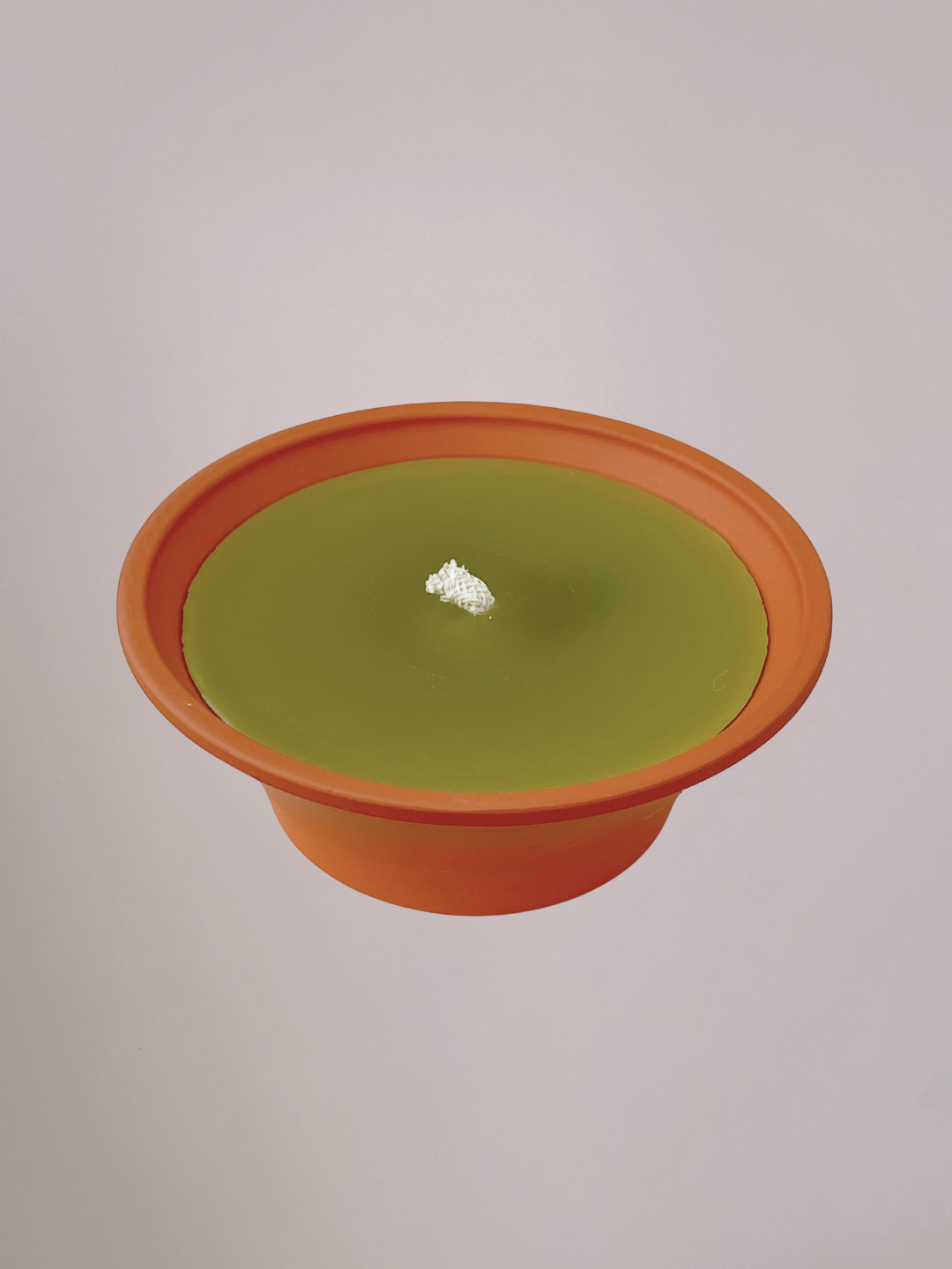 Groene buitenkaars in aardewerk pot, 22,5 cm breed en 8 cm hoog, stijlvolle kaars voor buitengebruik in tuin of op terras.