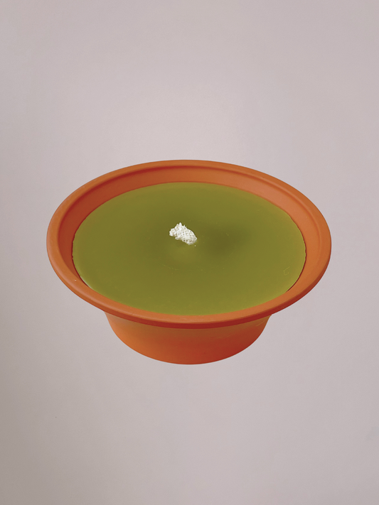 Groene buitenkaars in aardewerk pot, 22,5 cm breed en 8 cm hoog, stijlvolle kaars voor buitengebruik in tuin of op terras.