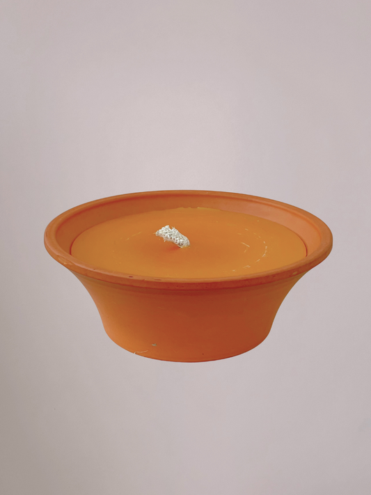 Oranje buitenkaars in aardewerk pot, 22,5 cm breed en 8 cm hoog, decoratieve kaars voor buitengebruik in tuin of op terras.