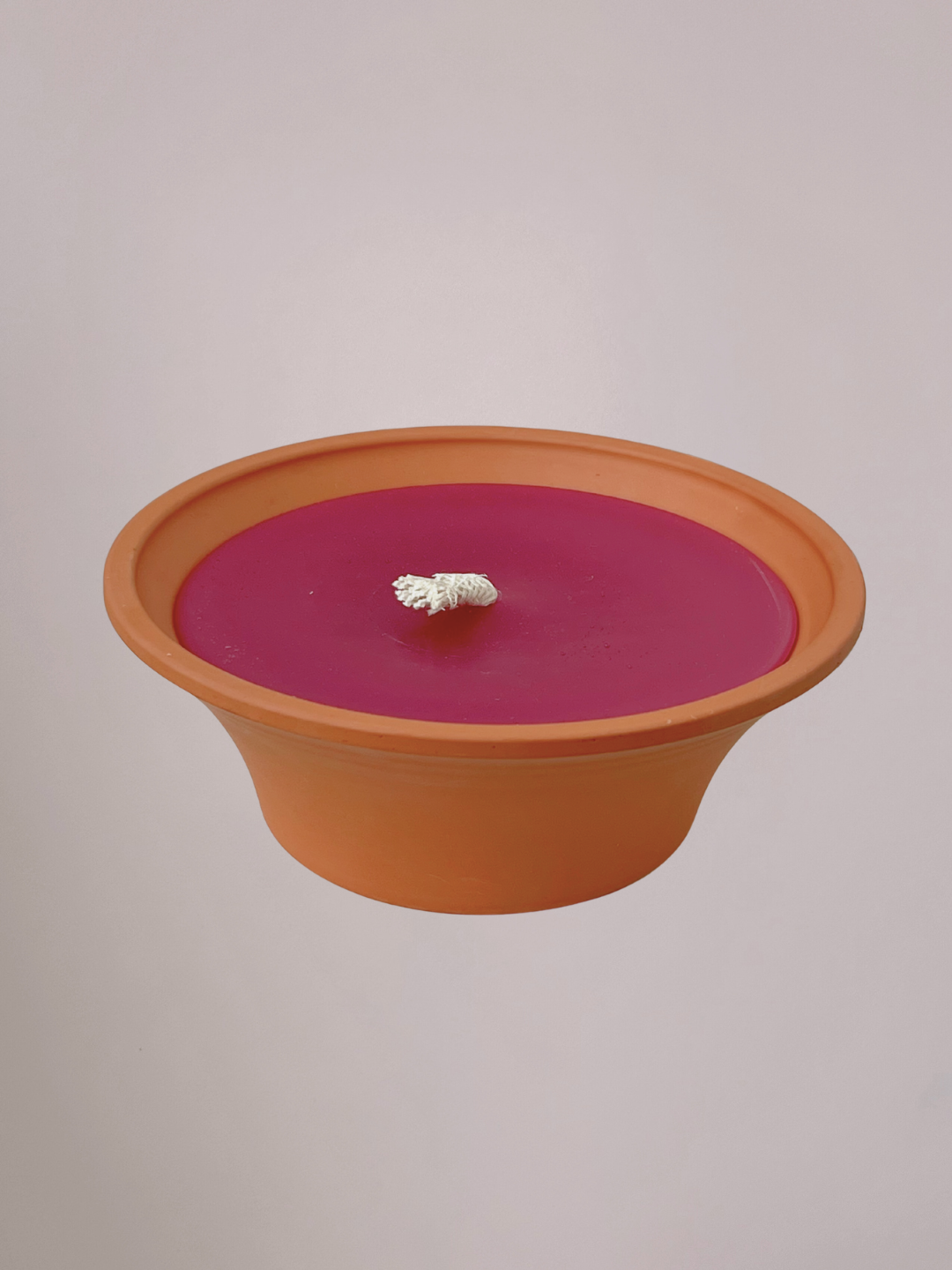 Roze buitenkaars in aardewerk pot, 22,5 cm breed en 8 cm hoog, decoratieve kaars voor buitengebruik in tuin of op terras.