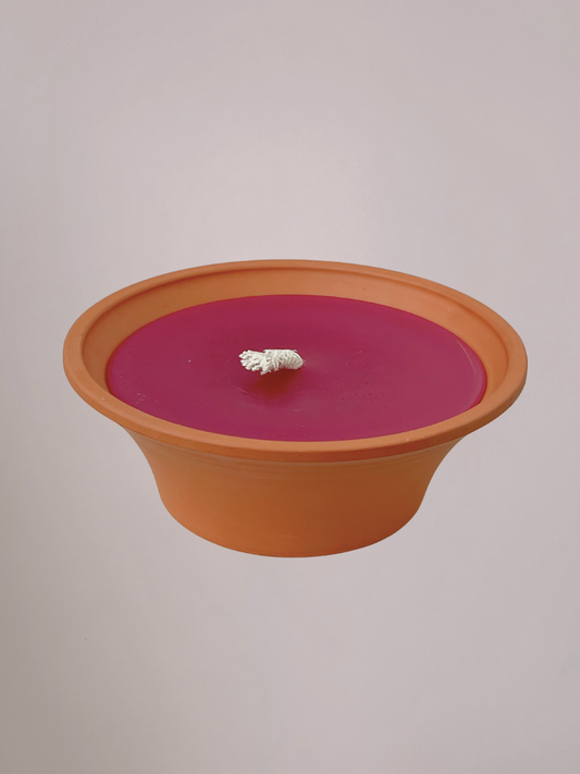 Roze buitenkaars in aardewerk pot, 22,5 cm breed en 8 cm hoog, decoratieve kaars voor buitengebruik in tuin of op terras.