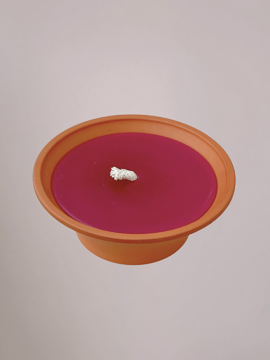 Roze buitenkaars in aardewerk pot, 22,5 cm breed en 8 cm hoog, decoratieve kaars voor buitengebruik in tuin of op terras.