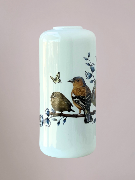 Cilindervaas Bosvogels 30 cm van Heinen Delfts Blauw met Delfts blauwe bloesem en rondlopende bosvogels in modern keramisch design