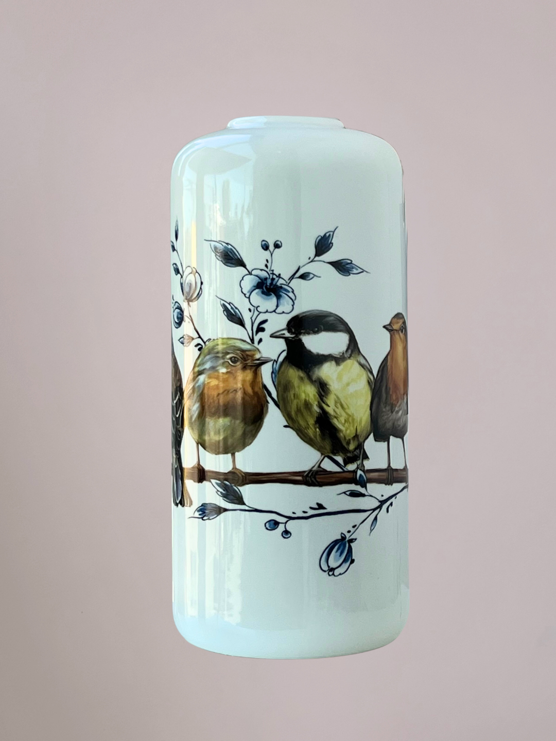 Cilindervaas Bosvogels 30 cm van Heinen Delfts Blauw met Delfts blauwe bloesem en rondlopende bosvogels in modern keramisch design