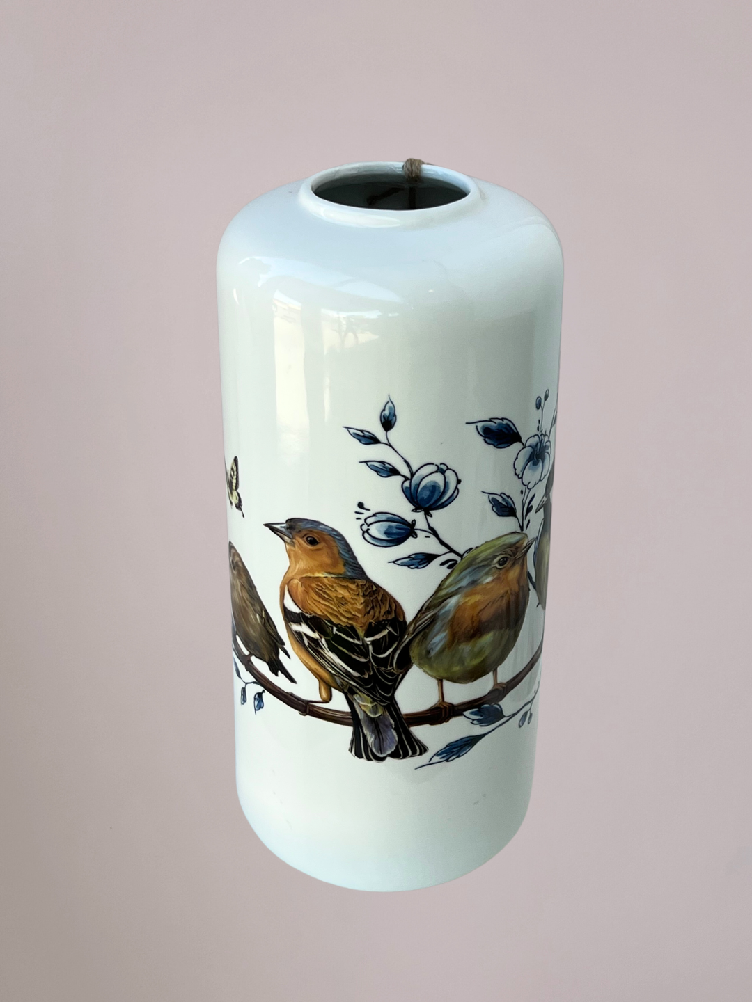 Cilindervaas Bosvogels 30 cm van Heinen Delfts Blauw met Delfts blauwe bloesem en rondlopende bosvogels in modern keramisch design