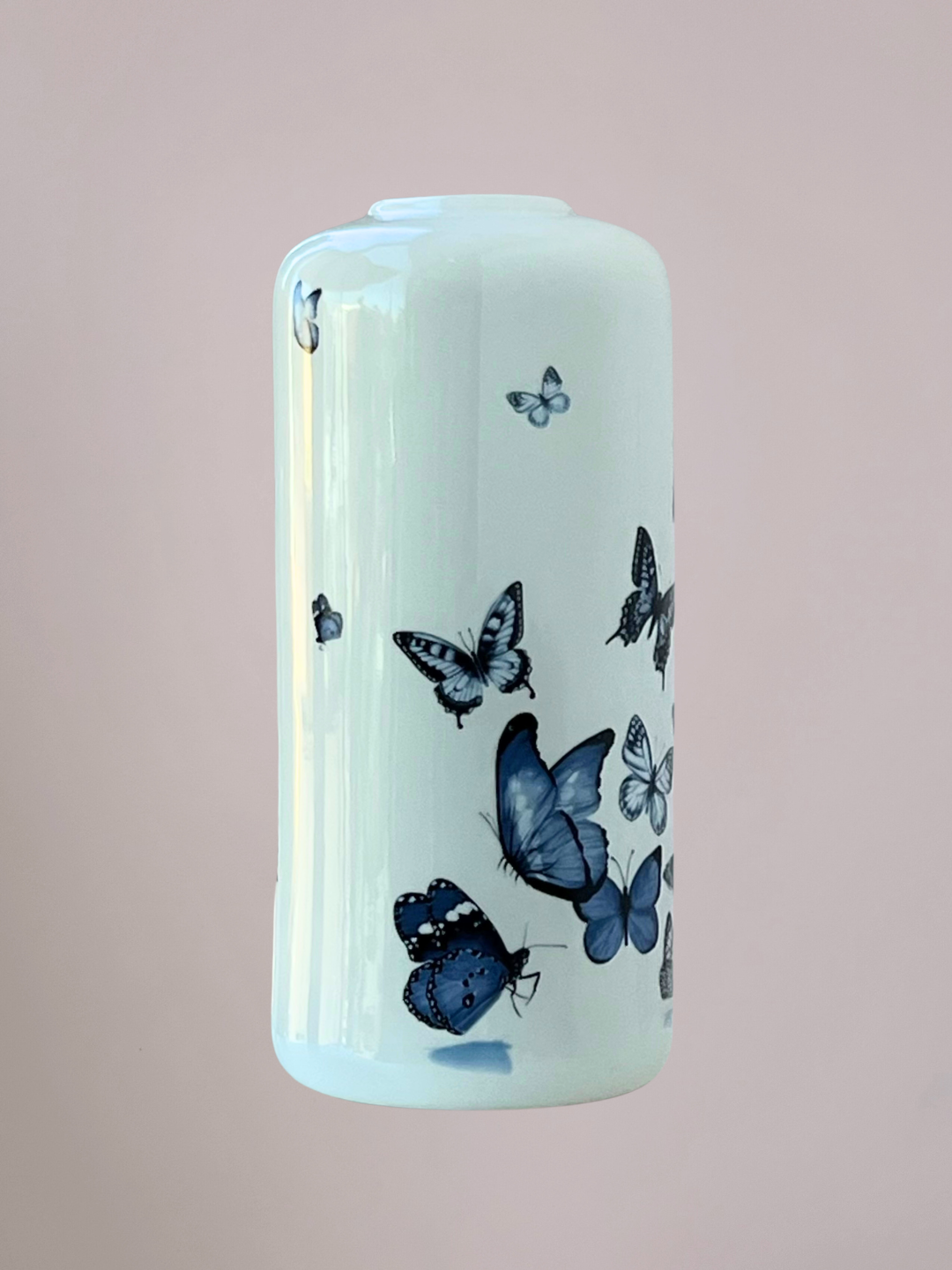 Cilindervaas Vlinders 30 cm van Heinen Delfts Blauw met Delfts blauwe vlinders rondom en één gekleurde vlinder als accent in keramisch design