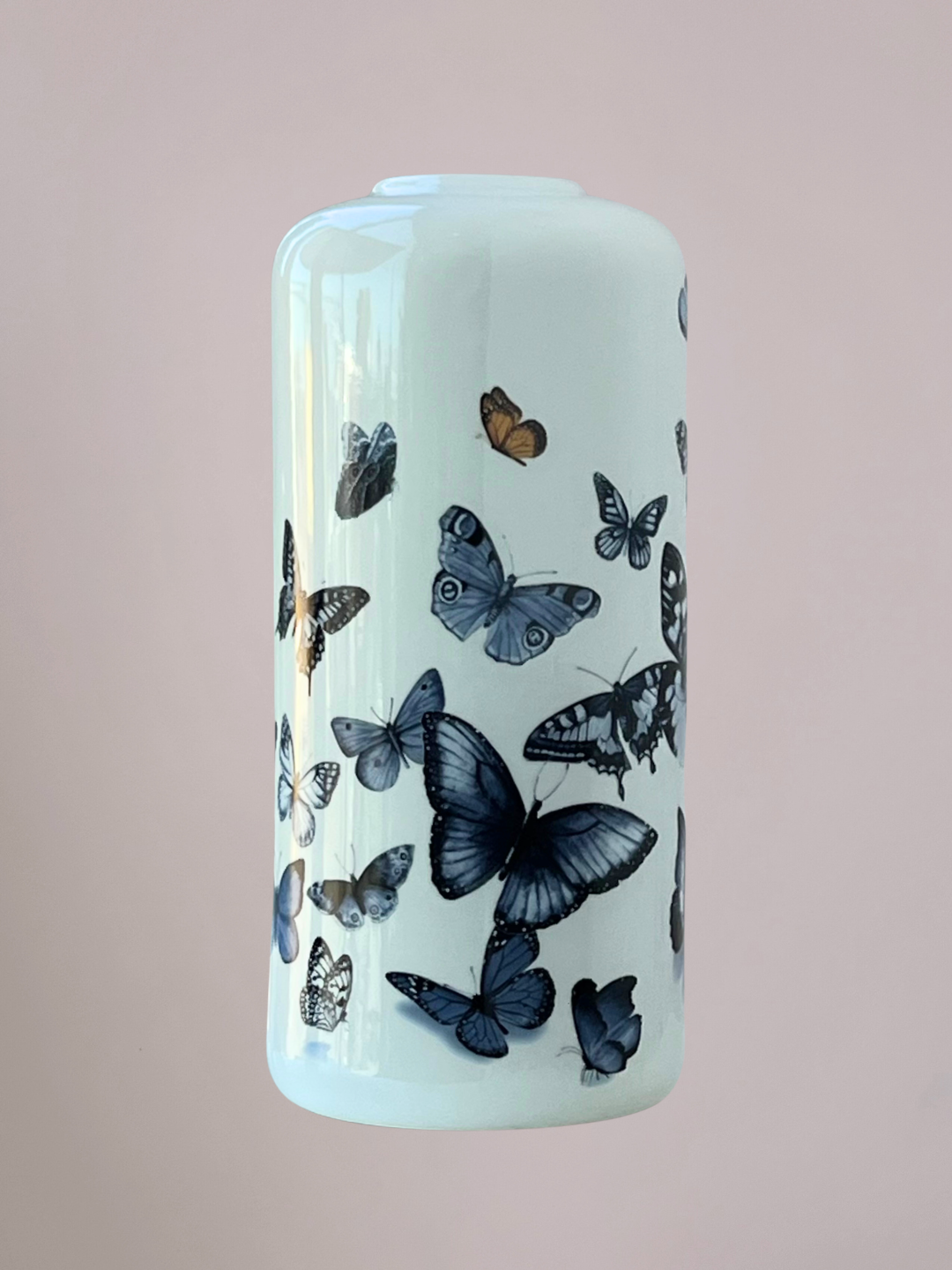 Cilindervaas Vlinders 30 cm van Heinen Delfts Blauw met Delfts blauwe vlinders rondom en één gekleurde vlinder als accent in keramisch designSelect 78 more words to run Humanizer.
