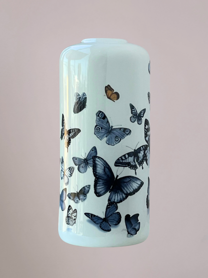 Cilindervaas Vlinders 30 cm van Heinen Delfts Blauw met Delfts blauwe vlinders rondom en één gekleurde vlinder als accent in keramisch designSelect 78 more words to run Humanizer.